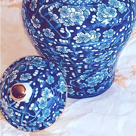 New Gourgues Urn/Vessel Blue w/White Flowers, Many Uses- Flowers, Tea, Ashes... - Picture 2 of 16